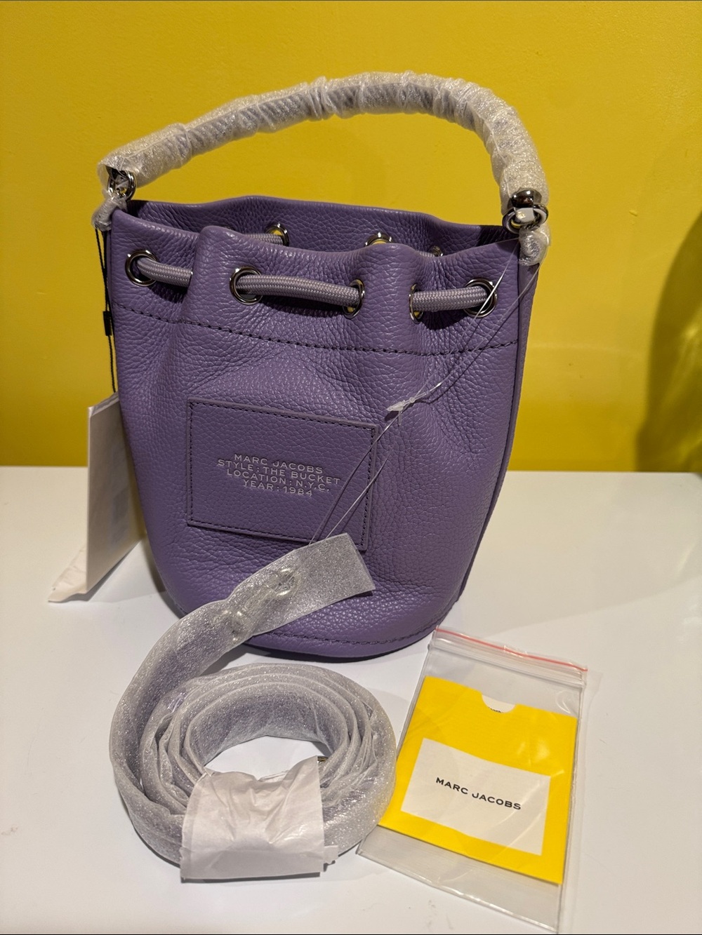 Marc Jacobs Lavender Leather Bucket Bag with Logo - Picture 3 of 4